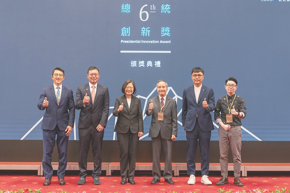 ●總統與第六屆總統創新獎得獎者(左起)保瑞藥業董事長盛保熙、元太科技董事長李政昊、清華大學特聘研究講座教授林本堅、Bito甲蟲創意創辦人劉耕名及嘖室共同創辦人徐震合影。圖/經濟部提供 image