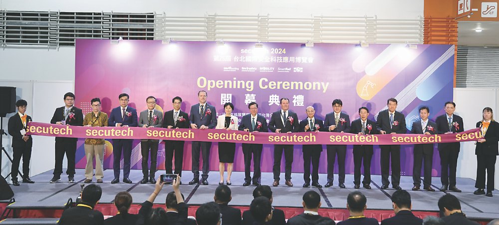 ●行政院副院長鄭文燦親自出席與法蘭克福展覽公司台灣分公司總經理蔡琴琴、法蘭克福展覽集團總裁暨首席執行官Wolfgang Marzin及與會貴賓共同合影。圖/簡立宗 image
