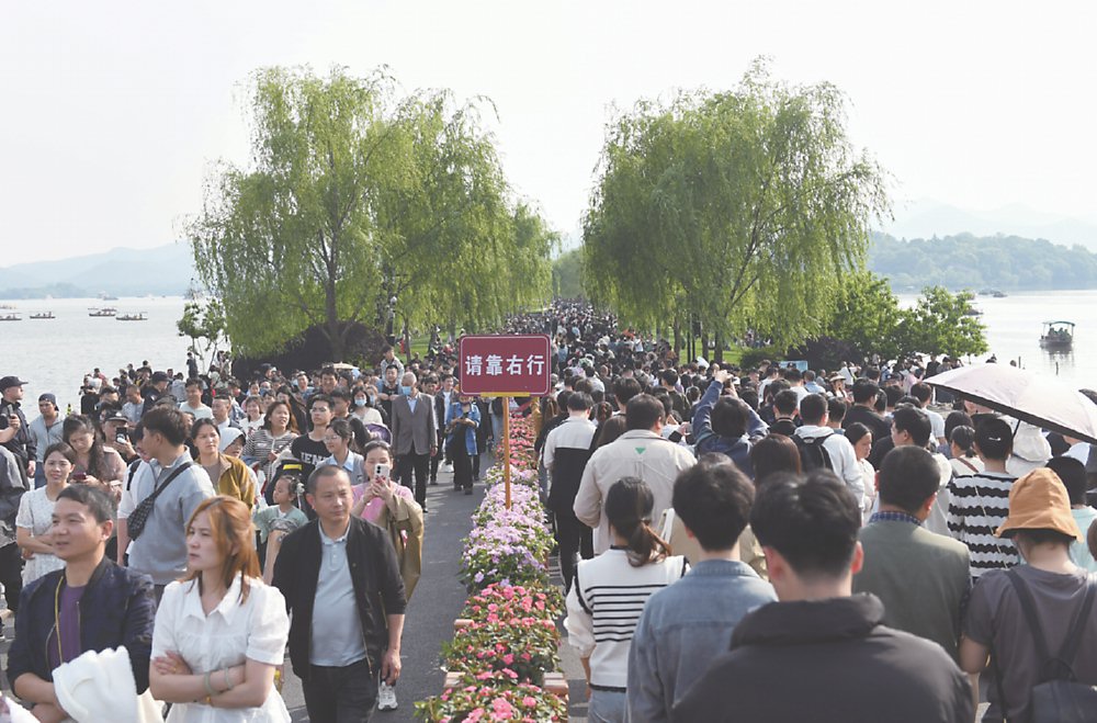 ●「擴大內需」一直是大陸長期的基本政策。圖為五一假期西湖斷橋上遊人如織。圖/中新社 image
