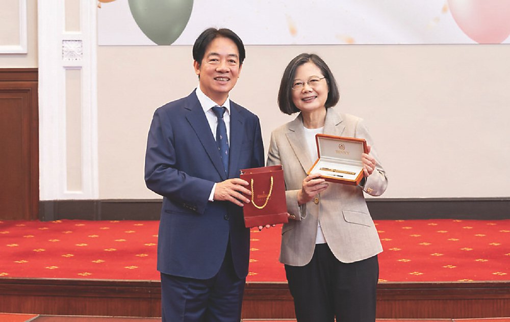 ●總統府17日為總統蔡英文(右)舉行歡送會,賴清德(左)呈贈台灣香樟木鋼筆及照片集錦,祝她未來生活自由自在。
圖/總統府提供 image