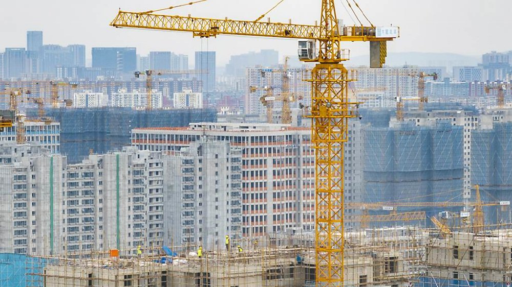 大陸內需消費受房市拖累低迷不振,17日人行連續祭出重磅級政策救房市。圖/中新社 image