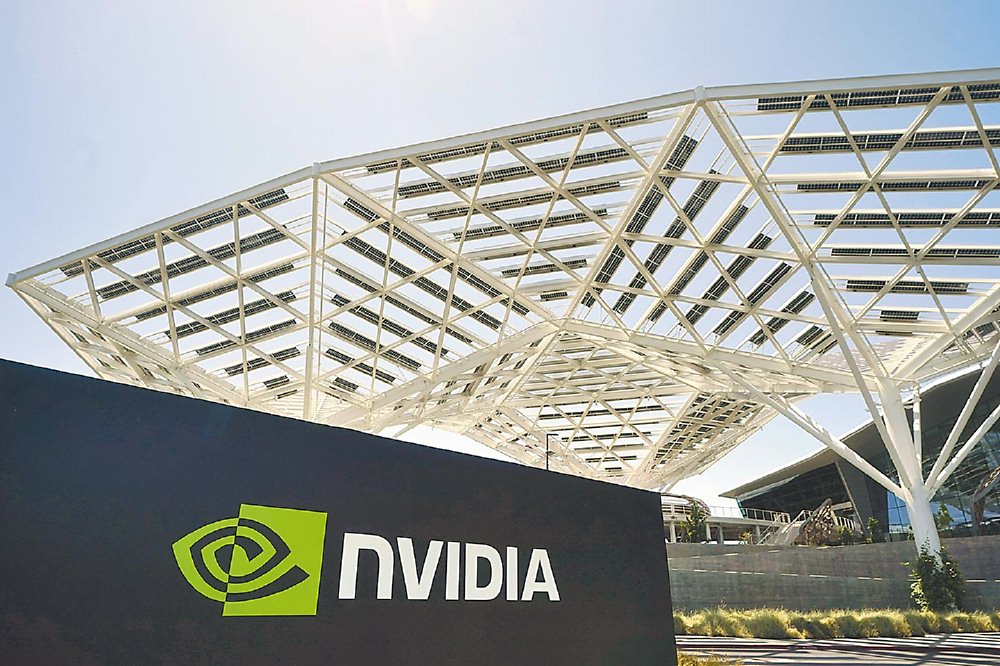 輝達(NVIDIA)財報與展望將揭曉,市場資金提前卡位,帶領在台掛牌的12檔成份股中含輝達的ETF漲勢。圖/美聯社 image