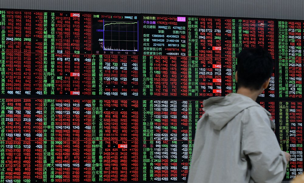 在台掛牌的原型台股ETF與正向槓桿型ETF,過半數的台股ETF在上周也輪番攻上掛牌來新高。其中更有19檔近一個月報酬率勝過大盤。圖/本報資料照片 image
