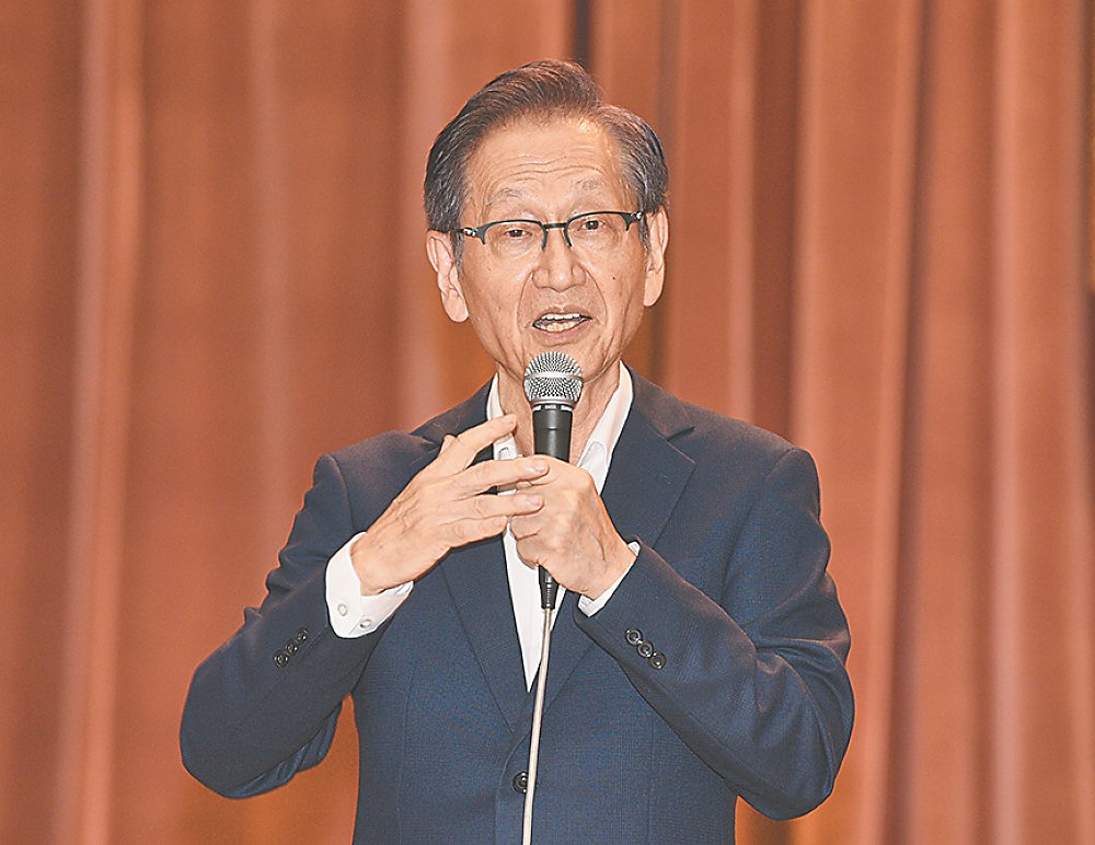 華碩電腦13日舉行股東常會,董事長施崇棠表示,AI人工智慧是電腦產業百年難得的機遇,華碩絕對要把握這個契機,蛻變成為全方位企業。圖/顏謙隆 image