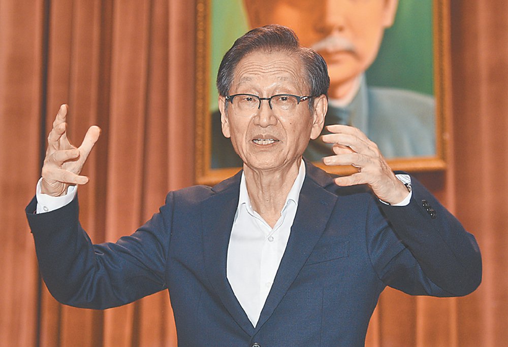 華碩電腦13日舉行股東常會,董事長施崇棠表示,AI人工智慧是電腦產業百年難得的機遇,華碩絕對要把握這個契機,蛻變成為全方位企業。圖/顏謙隆 image