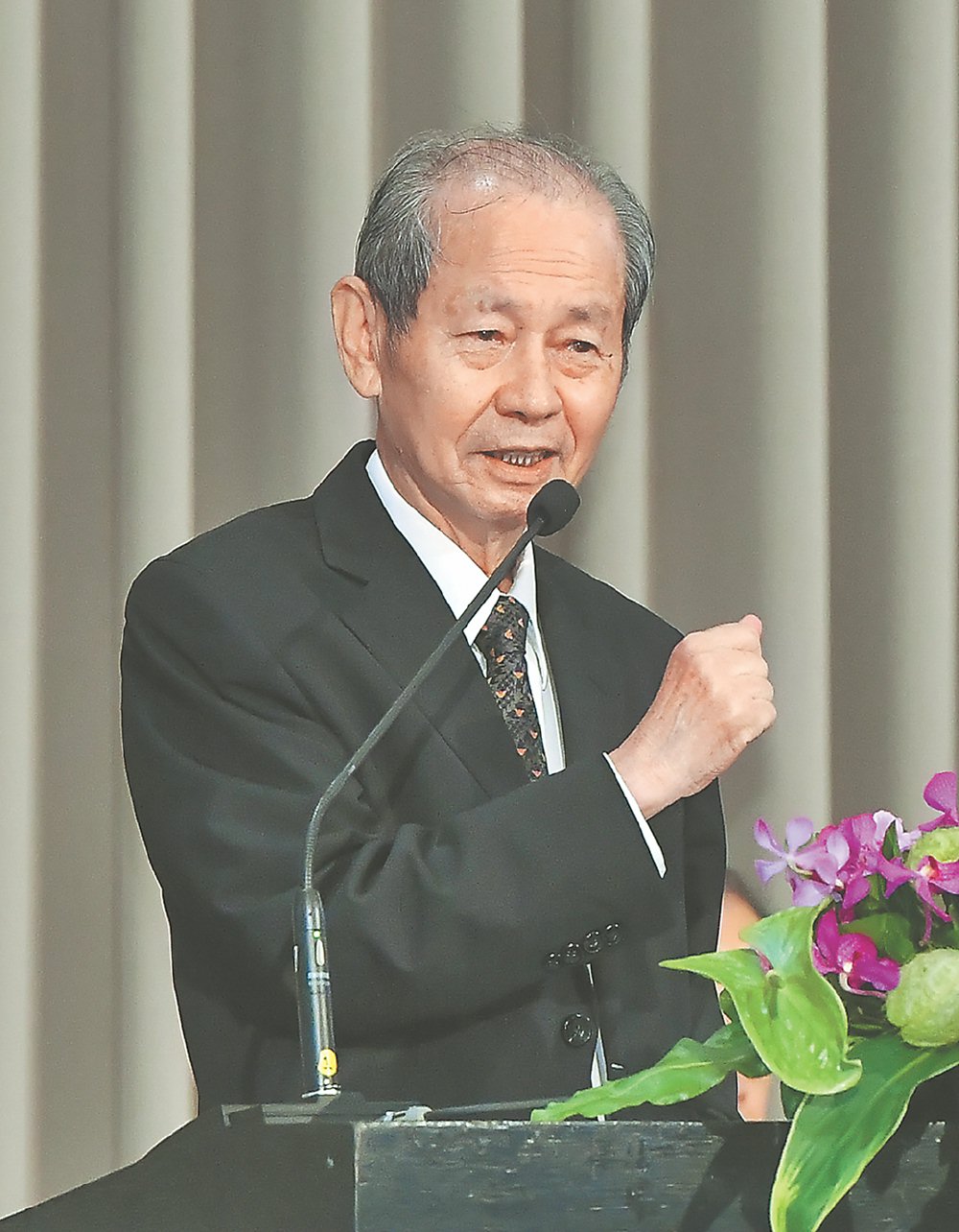 台塑化14日舉行股東常會,董事長陳寶郎出席主持,會中通過董監事改選,陳寶郎將轉任最高顧問,董事長一職將由曹明接任。圖/王德為 image