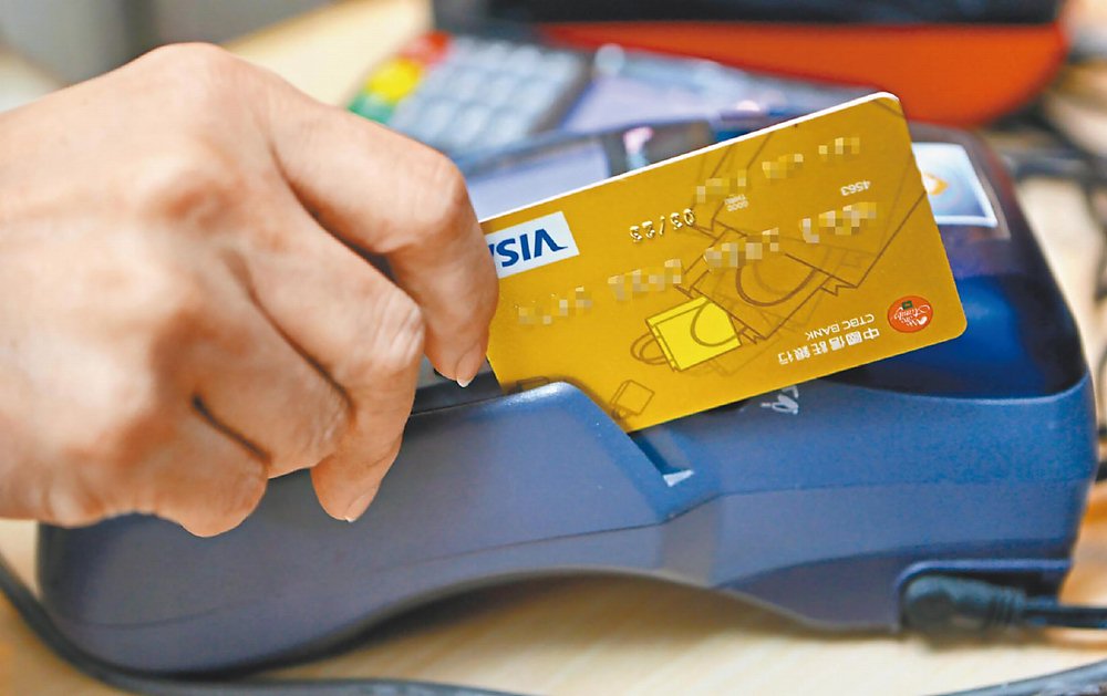 5月母親節檔期發威,據主要銀行揭露數字,預估前五大發卡行中信、國泰世華、玉山、台北富邦、台新等五銀行5月刷卡金額可望逼近2,600億元。圖/本報資料照片 image