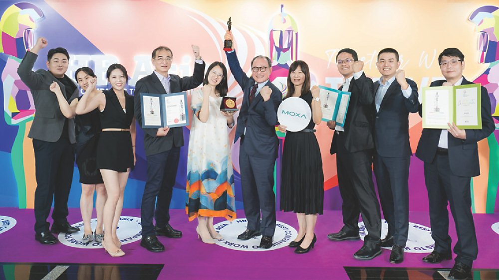 ●Moxa連獲2024 HR Asia亞洲最佳企業雇主獎,代表公司前往受獎的團隊成員欣喜領獎。圖/業者提供 image