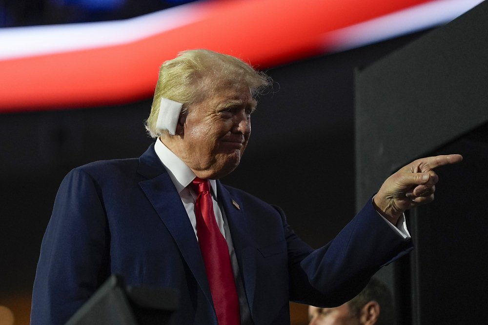 川普13日賓州造勢遇襲後,馬斯克隨即在社群平台X發文稱,「我全力支持總統川普,希望他盡快康復。」圖/美聯社 image