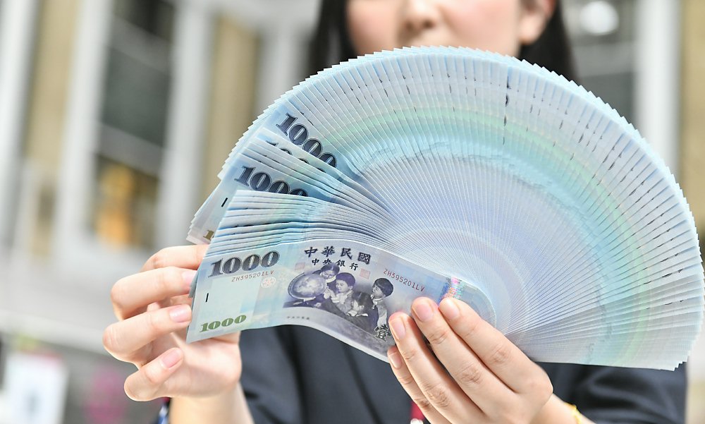 壽險龍頭國泰人壽6月調升美元宣告利率,最高到4.05%後,6月壽險業新契約保費拉高到685億元,創11個月新高。圖/本報資料照片 image