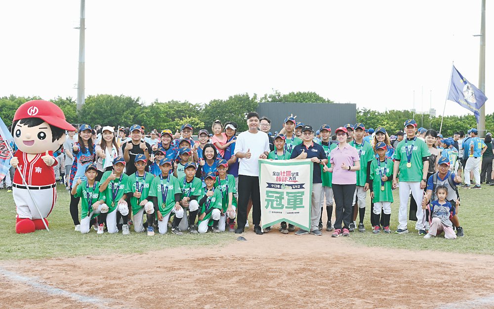 ●113年全國社區學生棒球大賽由盛樂地台南犀牛A隊奪得U12組冠軍,TLLB理事長黃英華(前排右五)和華南金控副總經理林貴姬(前排右四)與球員、家長們開心合照。圖/華南金提供 image