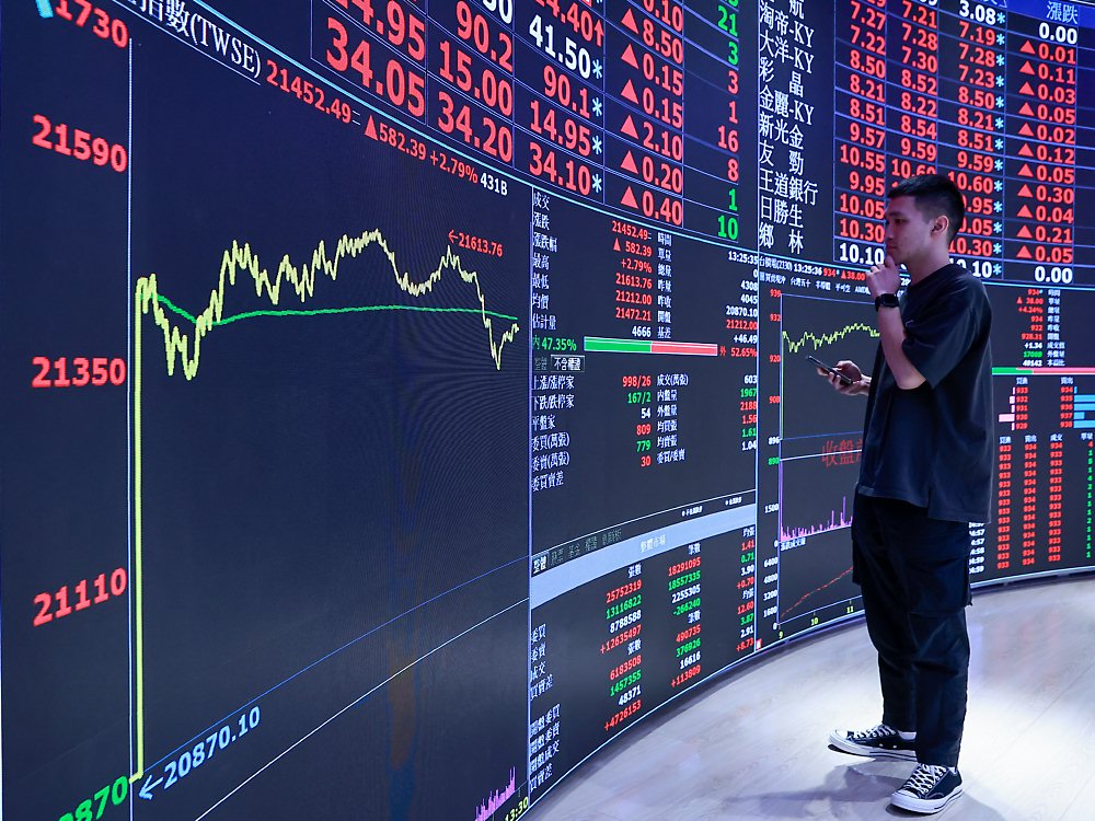 近期金融市場劇烈波動,公股銀、投信建議,控管風險勝於追求報酬,美股、台股、公債不可少。圖/本報資料照片 image