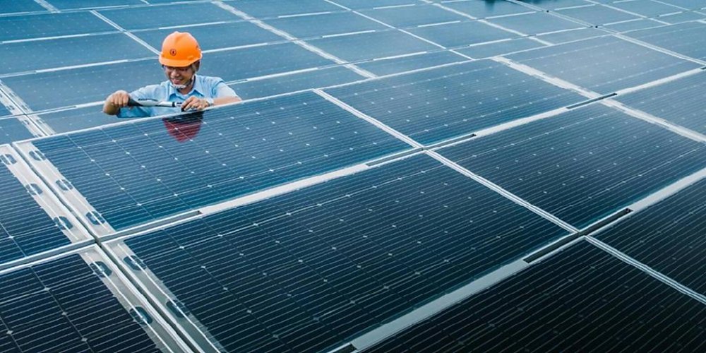 針對和碩董事長暨總統府氣候變遷委員會副召集人童子賢指稱「綠電又貴又不環保」,太陽能業者也出面澄清指出,太陽能板是用清水清洗,對周邊環境沒有影響。圖/本報資料照片 image