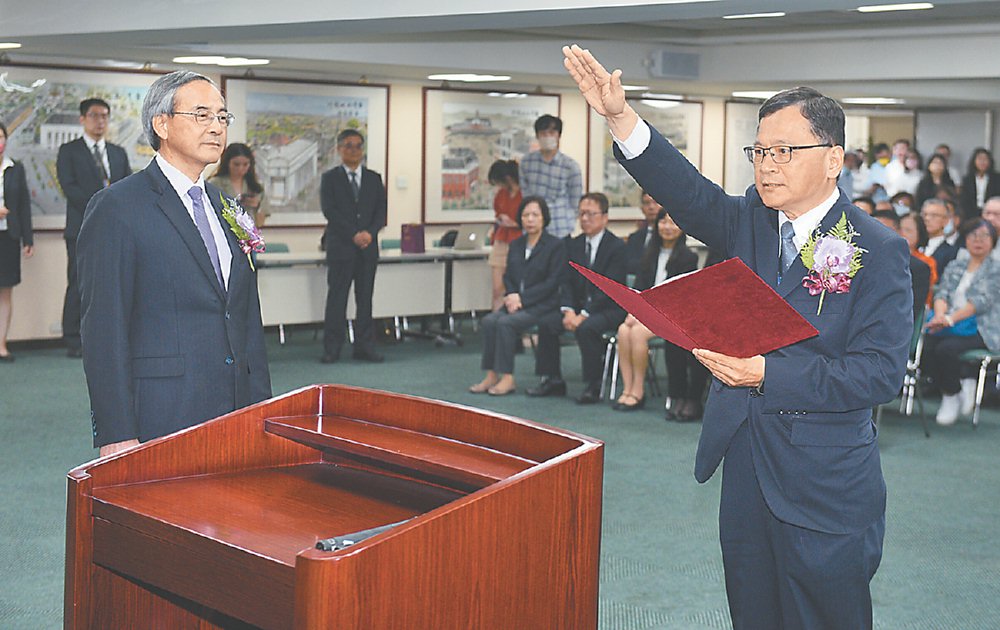 臺灣土地銀行14日舉行董事長宣誓典禮,在財政部次長阮清華(左)的監誓下,新任董事長何英明(右)宣誓就職。圖/顏謙隆 image