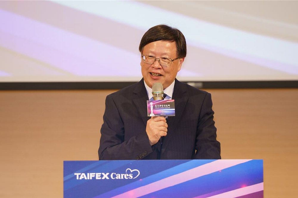 第10屆期貨鑽石獎頒獎典禮由邱副主委、證期局高副局長及期交所吳自心董事長擔任頒獎人,共計21家機構獲獎。圖/期交所提供 image