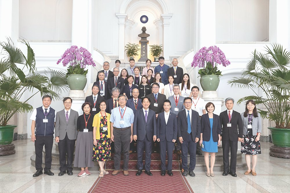 ●友訊贊助設立「D-Link友訊智慧生活創意獎」,董事長郭金河(第二排左二)獲總統賴清德於總統府親自接見。圖/友訊提供 image