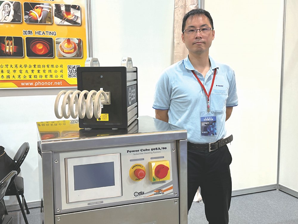 ●大憲高週波展示全新的SA/80系列感應加熱主機,為自動化產線提供更高效、更節能的加熱解決方案。圖/簡立宗 image
