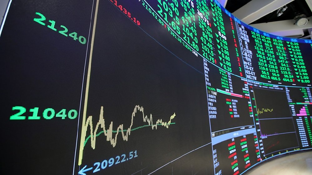 美股上周五大跌,台股9日開盤在外資摜壓台積電之下,加權指數重挫512點。圖/黃世麒 image