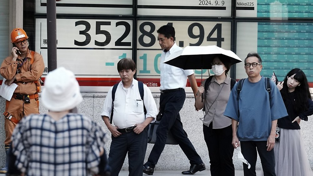 日股9日在第二季經濟成長遭下修陰霾下表現疲弱,日經平均指數盤中暴跌逾千點。圖/美聯社 image