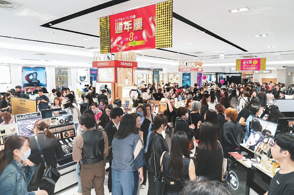 ●遠東SOGO百貨年度周年慶7日壓軸登場,一早即吸引人潮進館搶貨。圖/SOGO提供 image