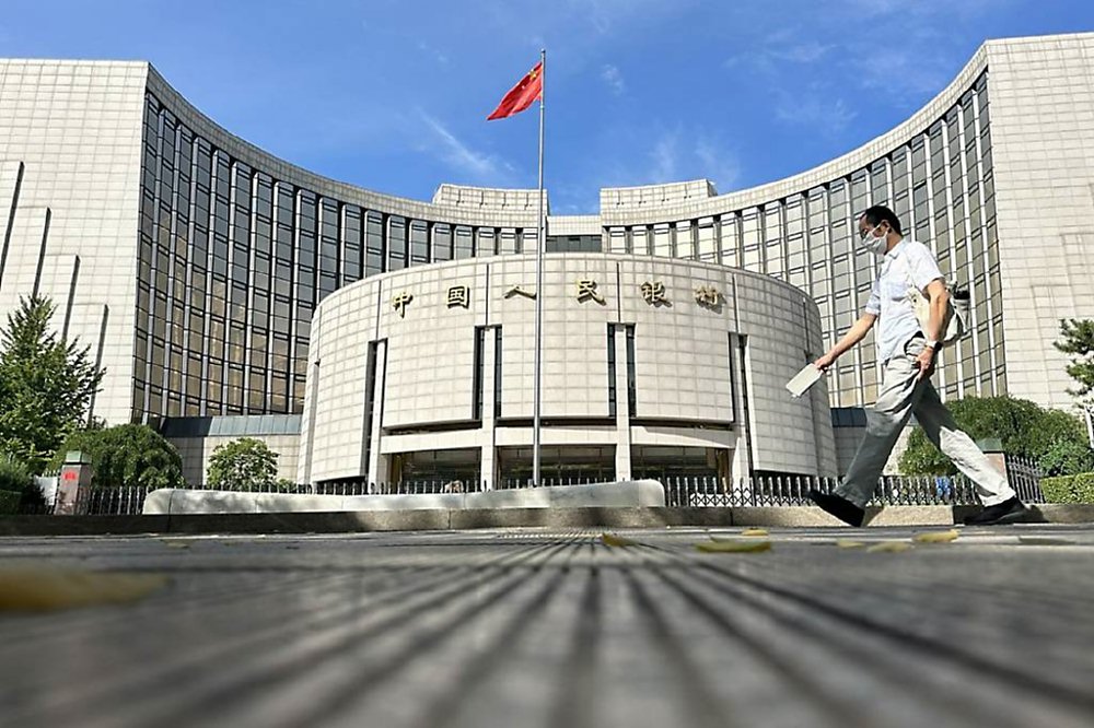 人行行長潘功勝2日強調,2025年,人行將繼續堅持支援性的貨幣政策立場和政策取向。圖/新華社 image