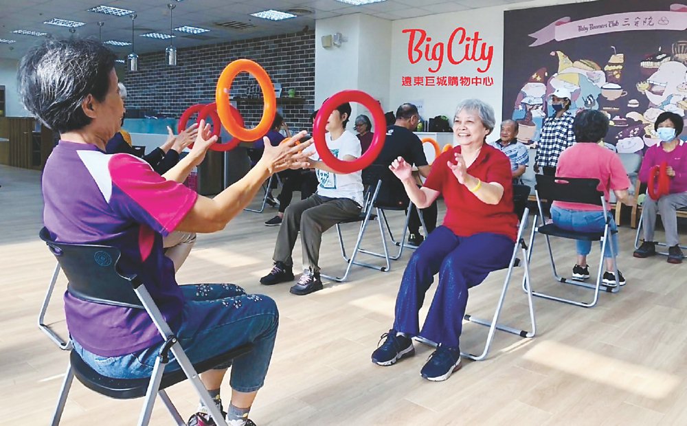 ●遠東巨城每年上百場BBC三合院「活到老、學到老」活動,提供大齡高齡者重拾生活美好。圖/遠東巨城購物中心提供 image