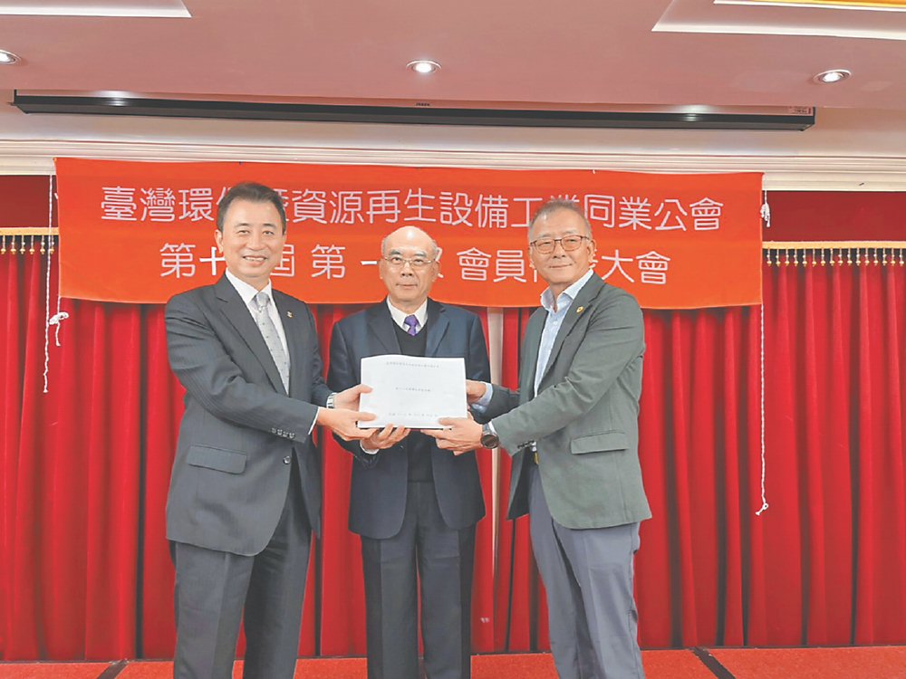 ●12月12日舉行臺灣環保暨資源再生設備工業同業公會理事長交接,由理事長陳鴻儒(左)交接給新任理事長楊錦松(右),常務監事吳子卿作為見證人(中)。圖/吳雅如 image