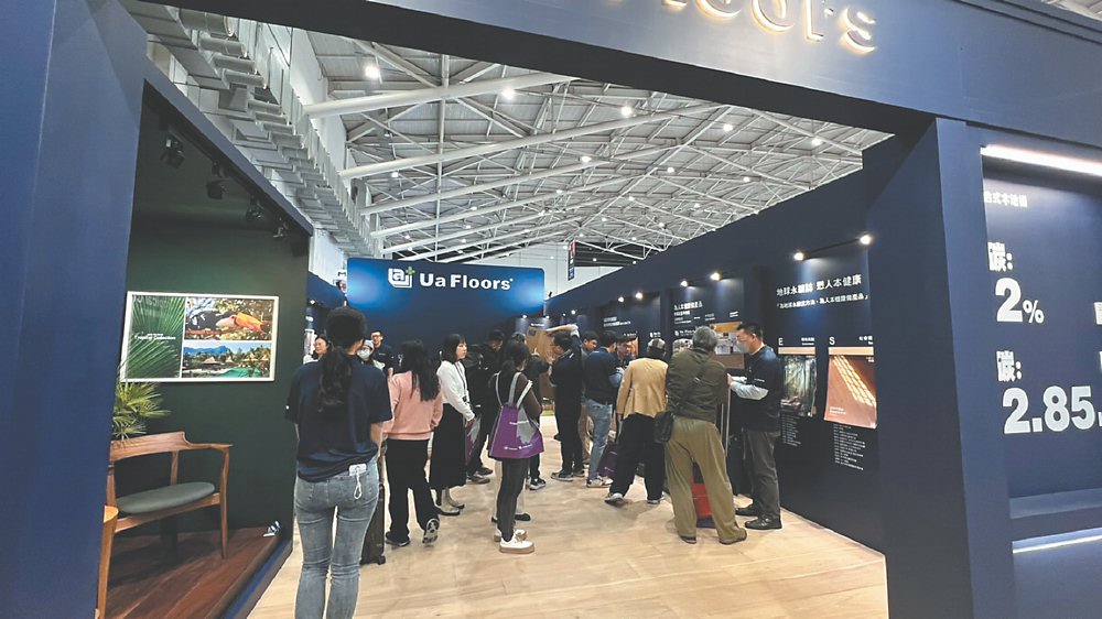 ●Ua Floors在台北國際建築建材暨產品的展館,吸引大批人潮參觀。圖/林宜蓁 image