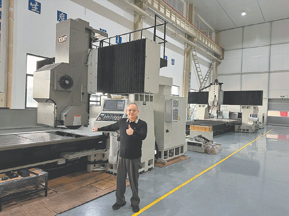 ●建德工業董事長李金旆赴浙江榮德新廠視察近期熱銷的KENT大型龍門磨床,並鼓舞員工士氣。圖/建德工業提供 image