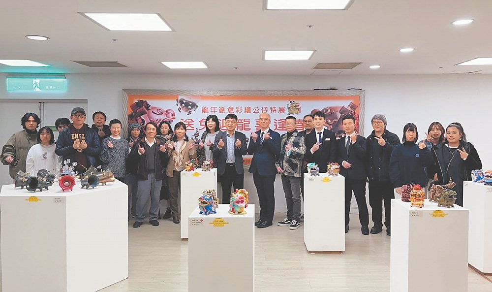 ●「龍年彩繪公仔」與新竹大遠百合作的展售活動,是玄奘大學藝術與創意設計學系對接產業的務實作法。圖/玄奘大學提供 image