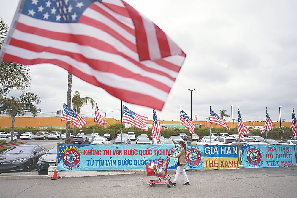 美國4月消費者物價指數(CPI)月增0.2%低於預期,年增降至2.3%、創2021年2月以來最低。圖/美聯社 image