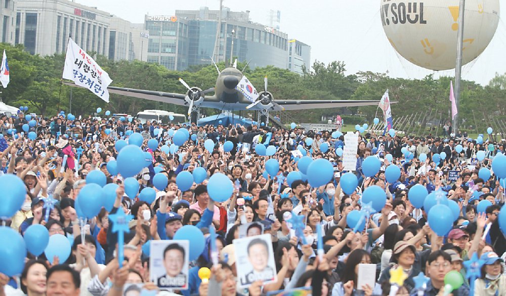 2日共同民主黨總統候選人李在明在首爾汝怡島舉辦選前之夜造勢大會,現場湧入大批民眾聲援李在明。圖/鄭任南 image