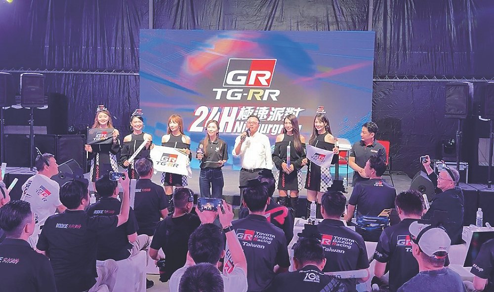 和泰車舉辦紐柏林耐久賽觀賽直播派對,總經理蘇純興(中)在現場為TOYOTA車隊加油。圖/陳慜蔚 image