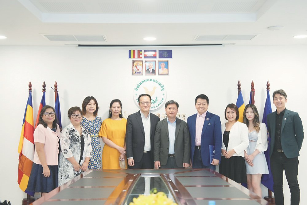 Aim國家產業‧國際經濟特區發展集團董事長暨台灣與東協國會議員關係總會(TACF)總會長劉意川(右四)近日率團拜會柬埔寨王國信託監管局獲總幹事索克達拉(右五)熱情接待,展開深度交流與前瞻合作討論,共同推進台、柬永續金融與透明治理的新篇章。圖/Aim國家產業‧國際經濟特區發展集團提供 image