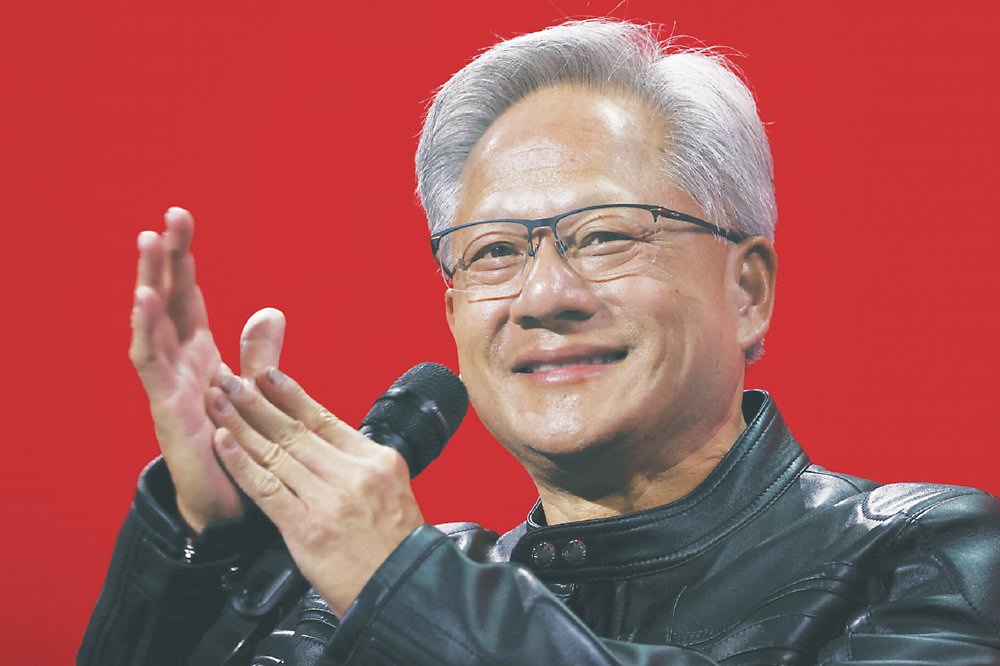 輝達執行長黃仁勳傳將出席月底在韓國舉行的亞太經濟合作會議(APEC)企業領袖峰會,談高頻寬記憶體(HBM)合作動向。圖/美聯社 image