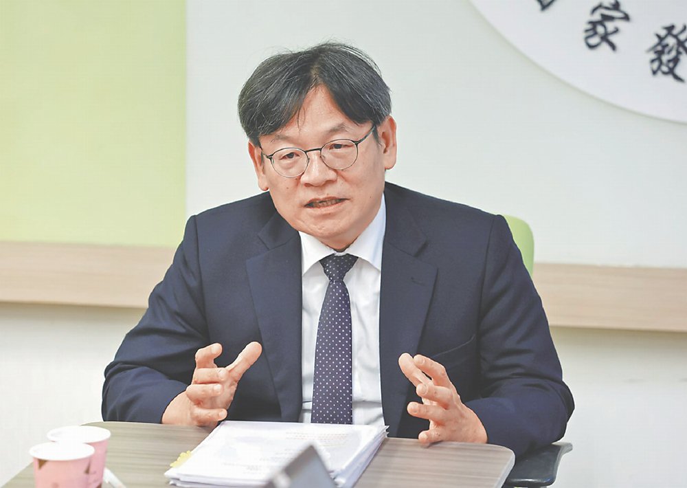 國發會主委葉俊顯在立法院報告時指出,據他了解,經濟部正規劃矽光子產業開發細節,原則上傾向落腳高雄,打造南台灣新一代光電半導體聚落。圖/本報資料照片 image