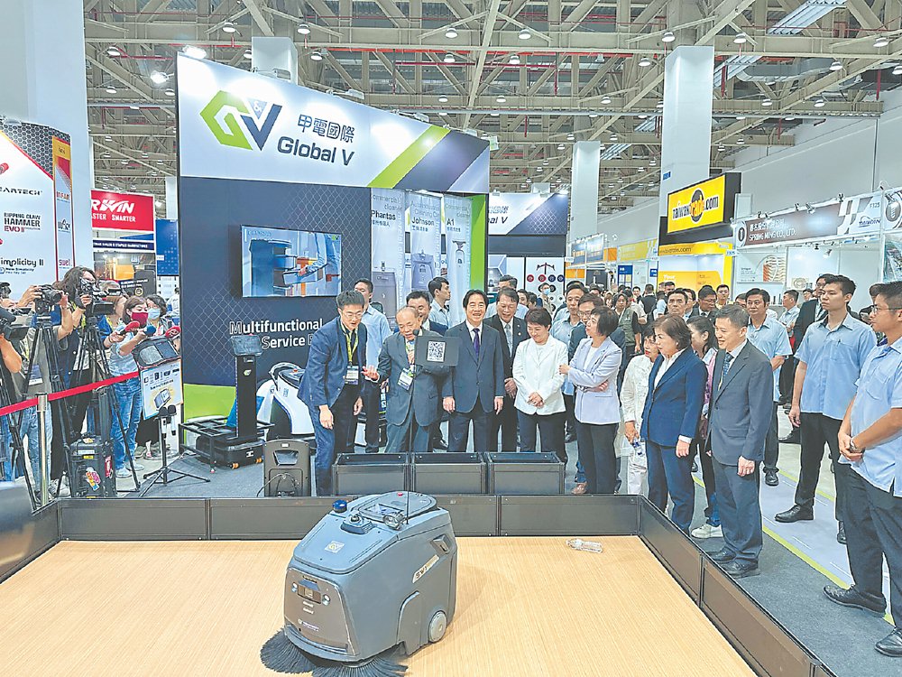 總統賴清德(中間前排左三)與台中市長盧秀燕(中間前排左四)等人,21日出席台灣國際五金工具博覽會開幕。圖/劉朱松 image