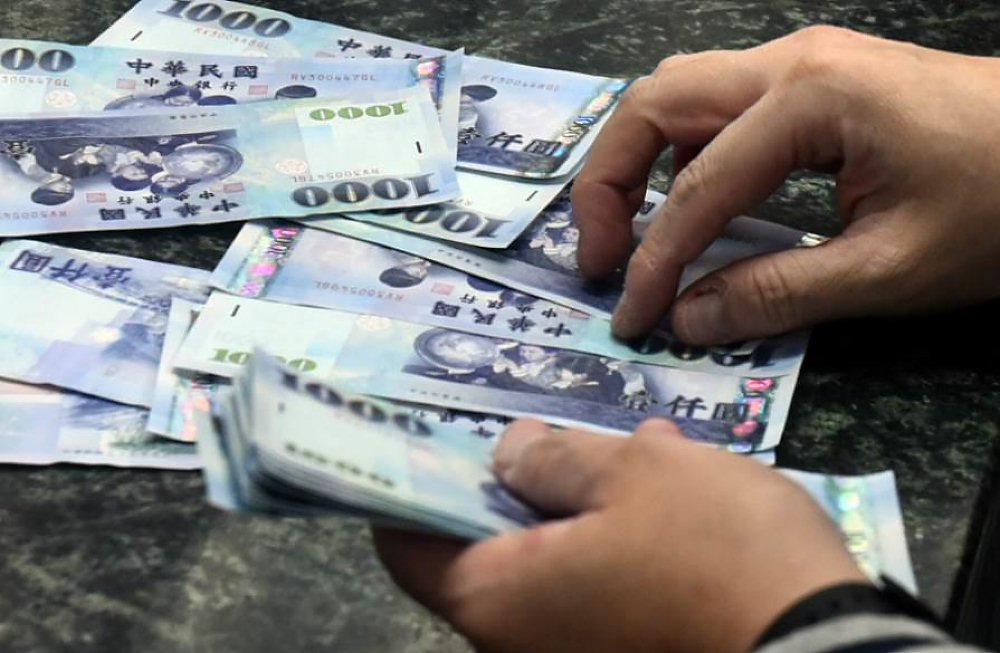 匯銀主管指出,本周再度有連假,由於市場消息多空夾雜,外資趁放假前先行落袋為安,預計台幣維持偏貶格局。圖/本報資料照片 image