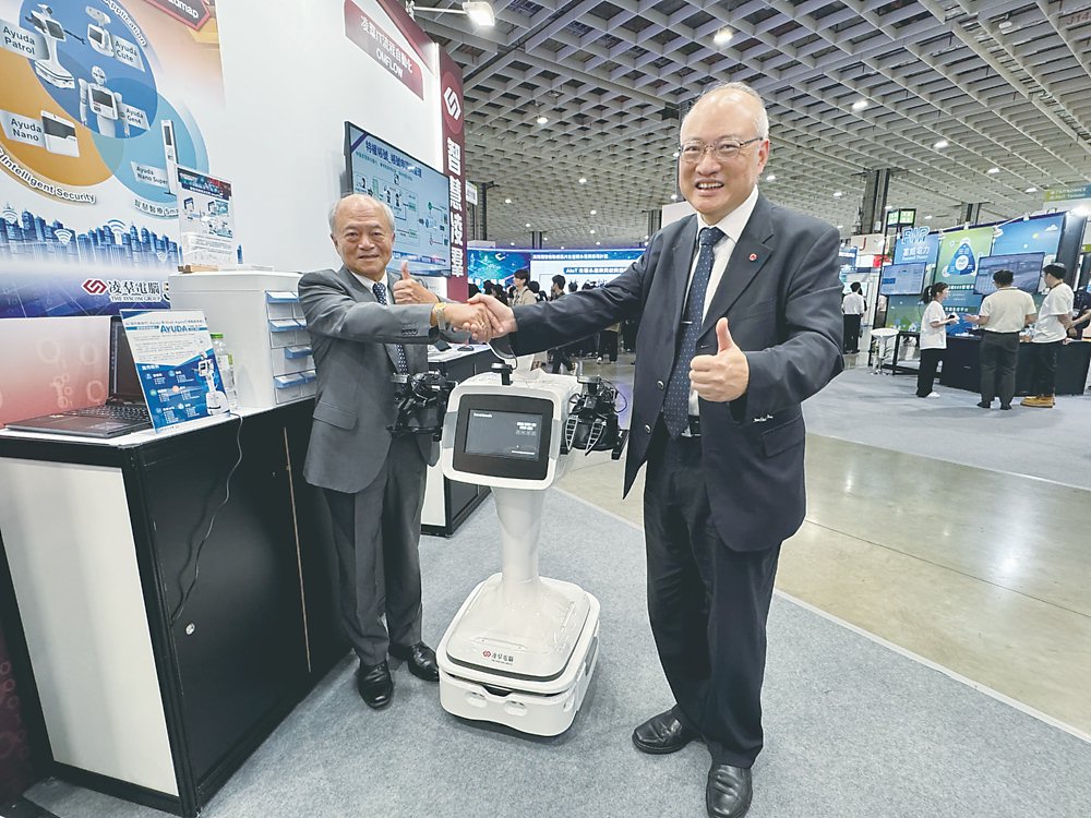 凌群、工研院及亞光共同投入醫療服務機器人領域,左為亞光總經理林泰朗、右為凌群總經理劉瑞隆。圖/何英煒 image