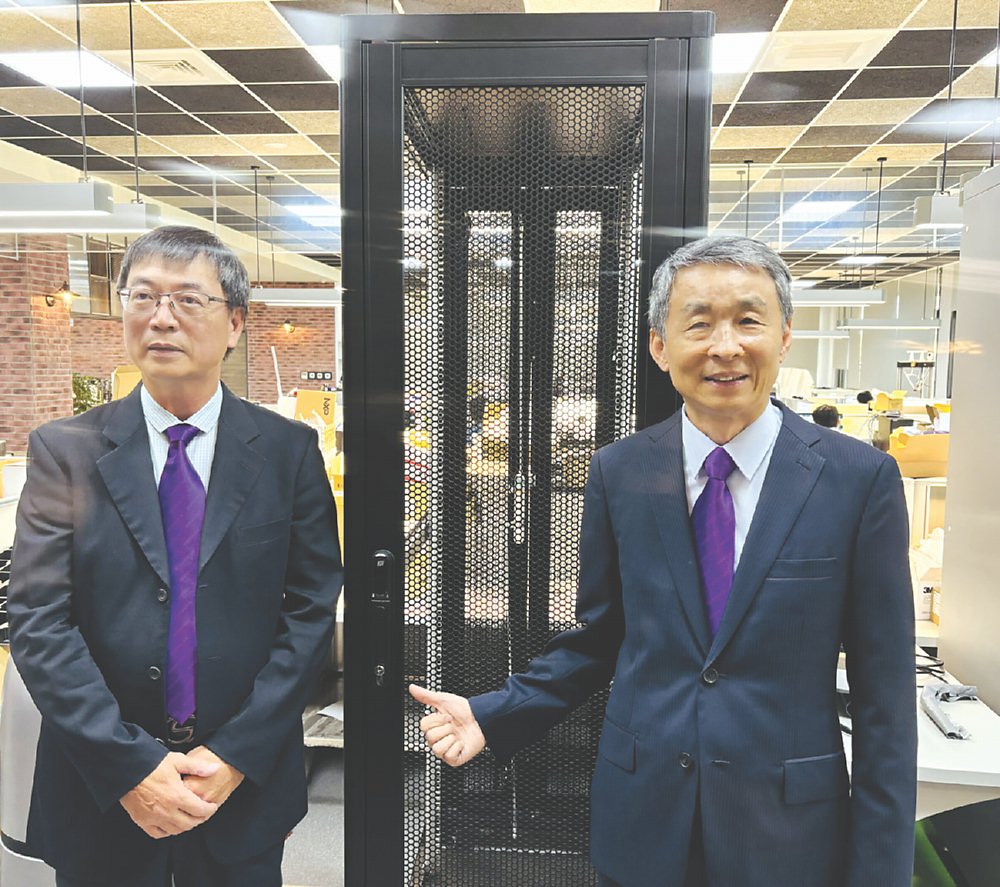 華豫寧(6474)董事長連智民(右)、總經理黃炳順(左),位於該公司最新研發的伺服器機櫃智慧電子鎖前。圖/李娟萍 image