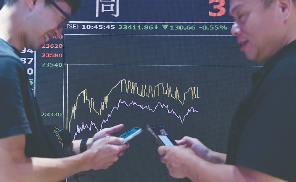 台股雖未能站上28K,但與盤中同步再創歷史新高並刷新六大紀錄,法人認為年底前拚30,000點可期。圖/美聯社 image