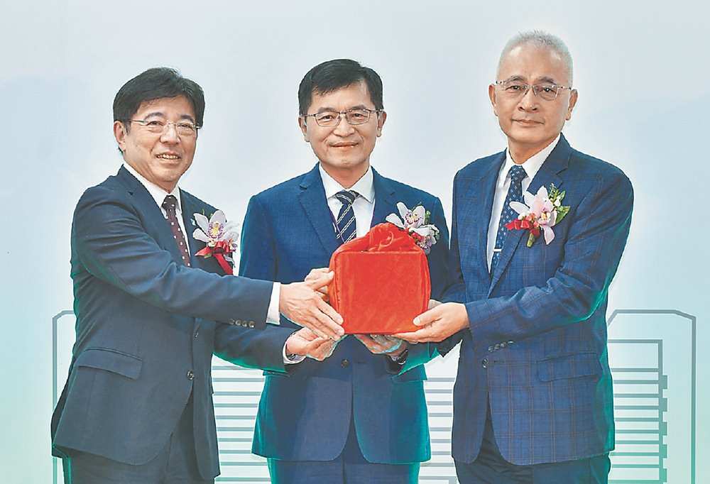 工研院27日舉辦院長佈達暨交接典禮,經濟部次長何晉滄(中)監交下,由卸任院長劉文雄(左)將印信交予新任院長張培仁(右)。圖/王德為 image