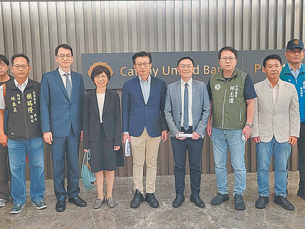 金管會副主委莊琇媛(左三),銀行局長童政彰(左二)及參訪立委們,在國泰世華銀行專區分行合影。圖/顏瑞田 image