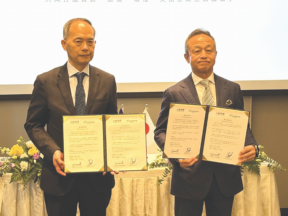 大統集團百貨事業部董事長張硯池(左)與日本平松集團社長三須和泰(右)簽訂MOU,雙方將聯手開發高級餐廳、咖啡館、渡假飯店等。圖/陳建宇 image