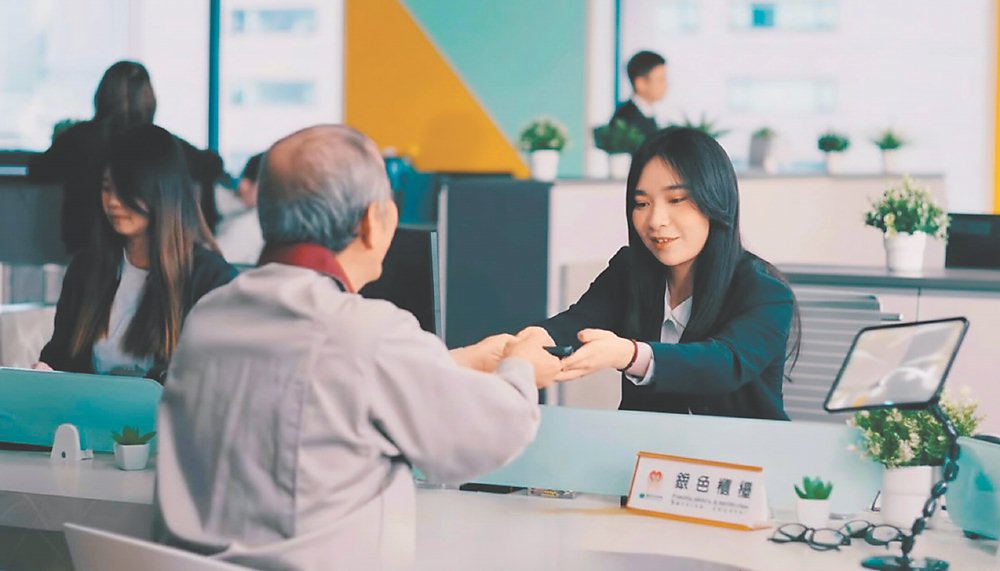 國泰證券於全台11間實體分公司設立「銀色櫃檯」提供無障礙金融體驗,拉近與銀髮族群的距離。圖/國泰證券提供 image