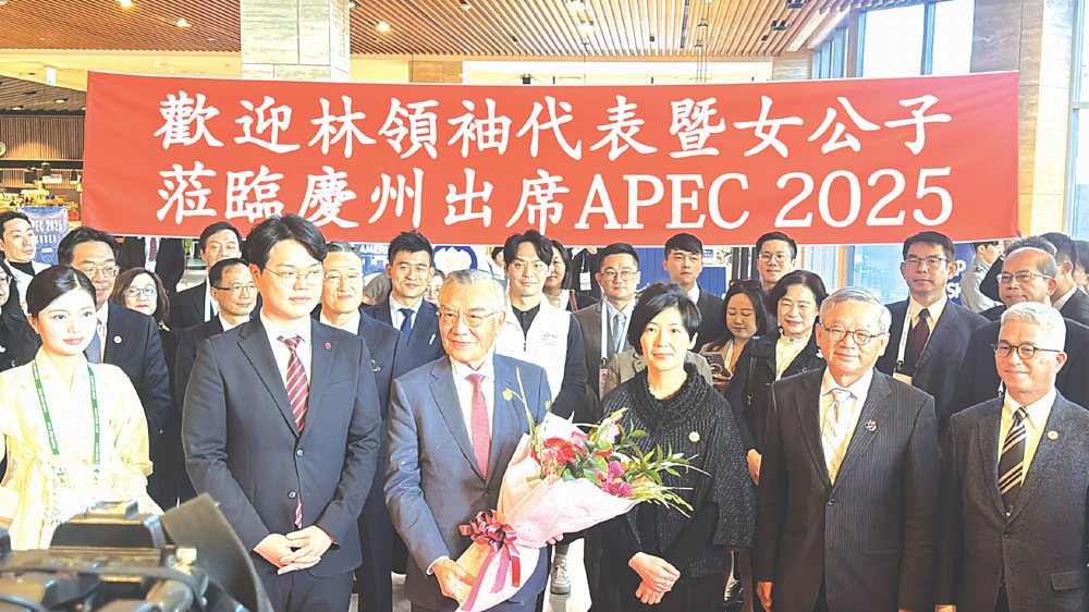 APEC領袖代表林信義(手捧花者)28日下午抵達慶州下榻處江東飯店,當地華僑獻花歡迎。圖/楊日興 image