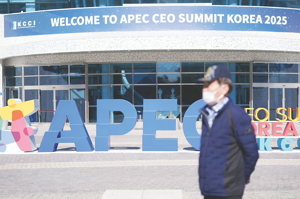 APEC企業領袖會議28日啟動,SK集團會長崔泰源表示,各國正追求類似護國神山的「技術獨立」,但強如韓國也不可能單打獨鬥,建議各界追求可信任合作方案。圖/美聯社 image