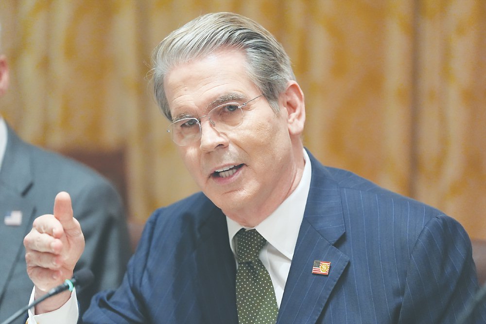 陪同川普訪日的美國財長貝森特,27日與日本新財務大臣片山皋月首度會談,他呼籲日本應實施「穩健的貨幣政策」。圖/美聯社 image