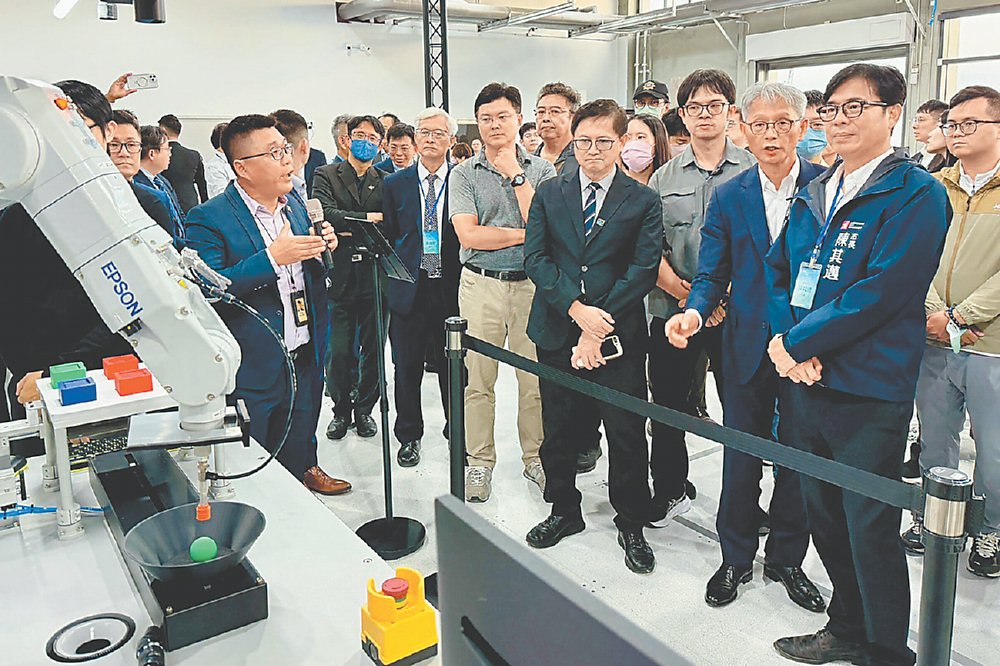 和碩亞灣研訓基地以「數位轉型×人才培育×產業共創」為核心,並提供Edge AI、AI Agent、數位孿生與智慧製造相關實證場域,圖為高雄市長陳其邁參加和碩現場導覽。圖/高市府提供 image