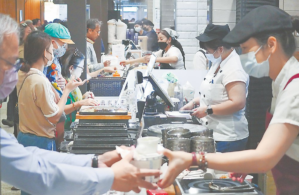 9月「批發、零售及餐飲業營業額變動率」,出現戲劇性的跳增,呈黃紅燈。圖/本報資料照片 image